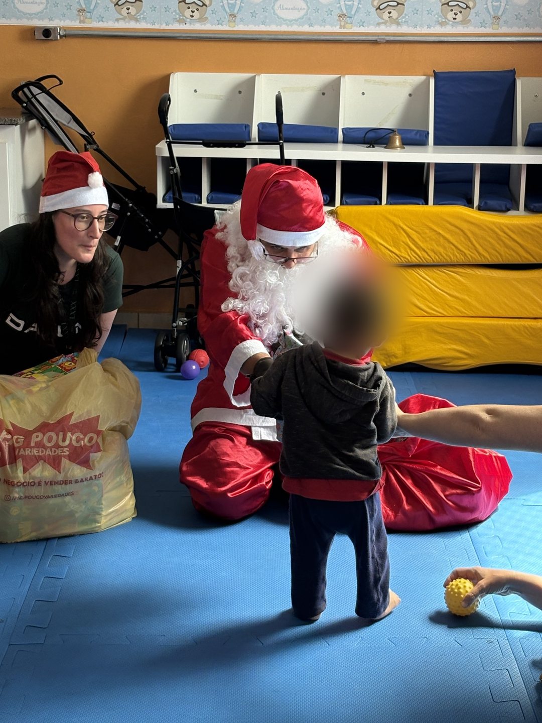 Encontro com o Papai Noel na ação de Natal de 2025, com a identidade da criança preservada